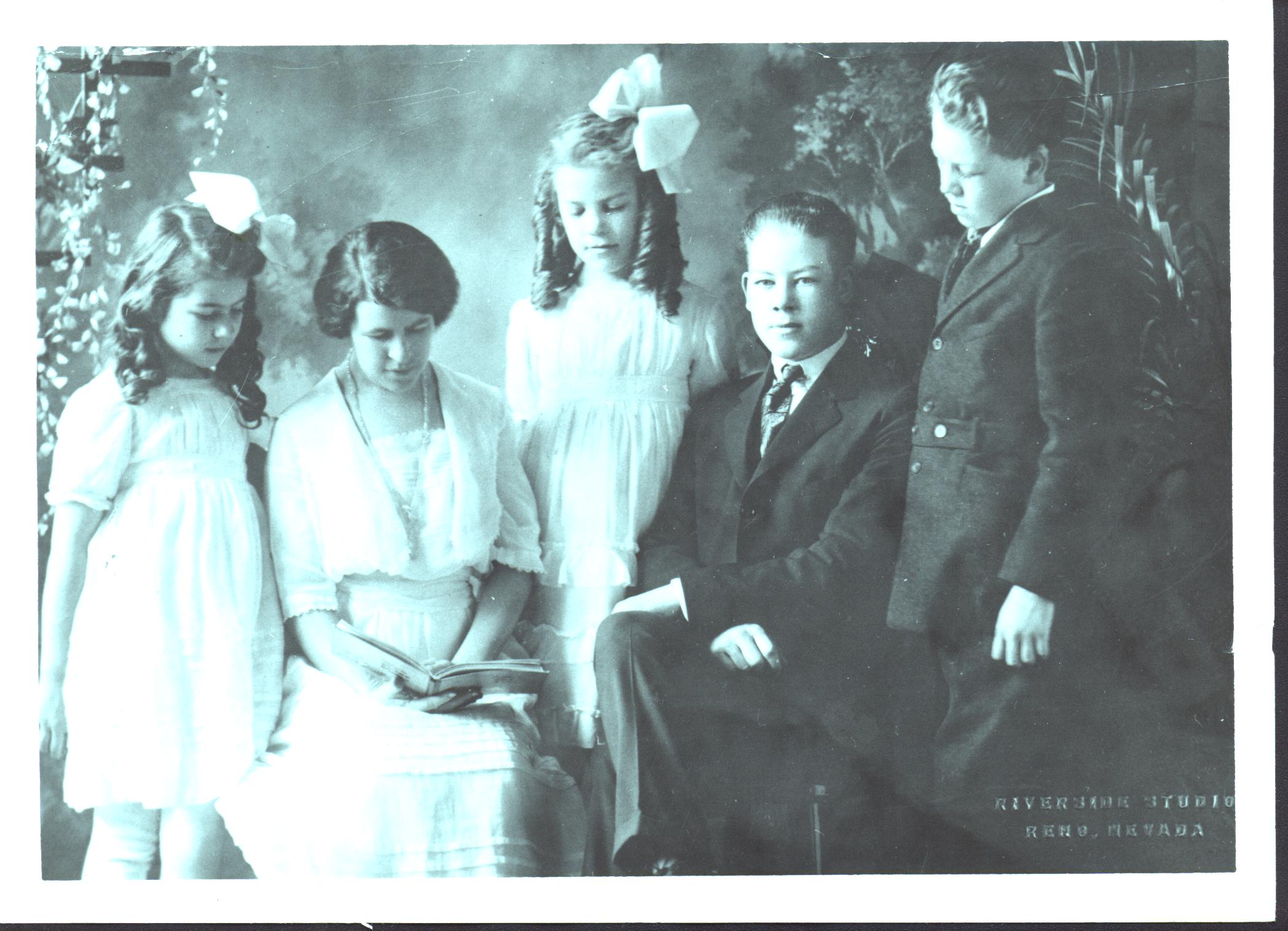 May Sourwine with children, 1922